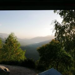 Lever du soleil au bivouac sous Castel di Vergio avec la retenue de Calacuccia au fond