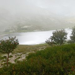 Tandis que les nuages couvrent le plateau d'un voile blanc